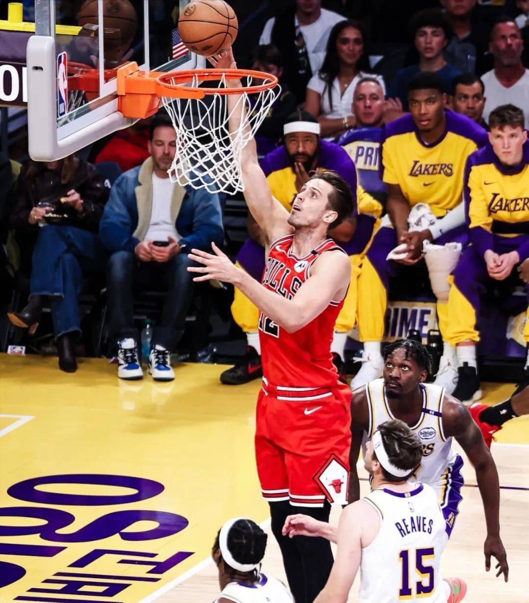 包含詹姆斯连续十场比赛得分超过重返赛场，公牛不断突破！赛场气氛高涨的词条-开云